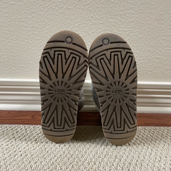 UGG Kids Metallic Silver Boots with Cream Fur - Picture 9 of 9
